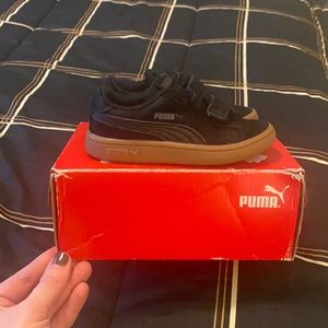 Puma, smash v2, black suede, Velcro, sneakers, tennis shoes, size 7.
